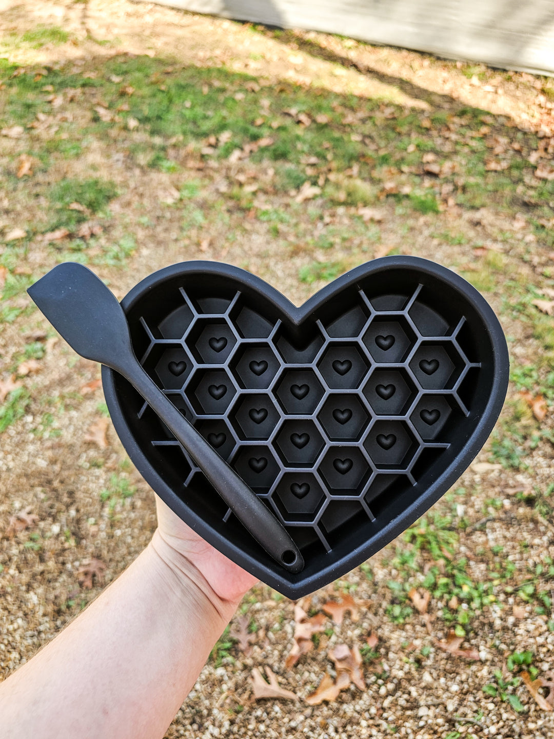 Vivi’s Collection - Black Classic Heart Bowl 🖤